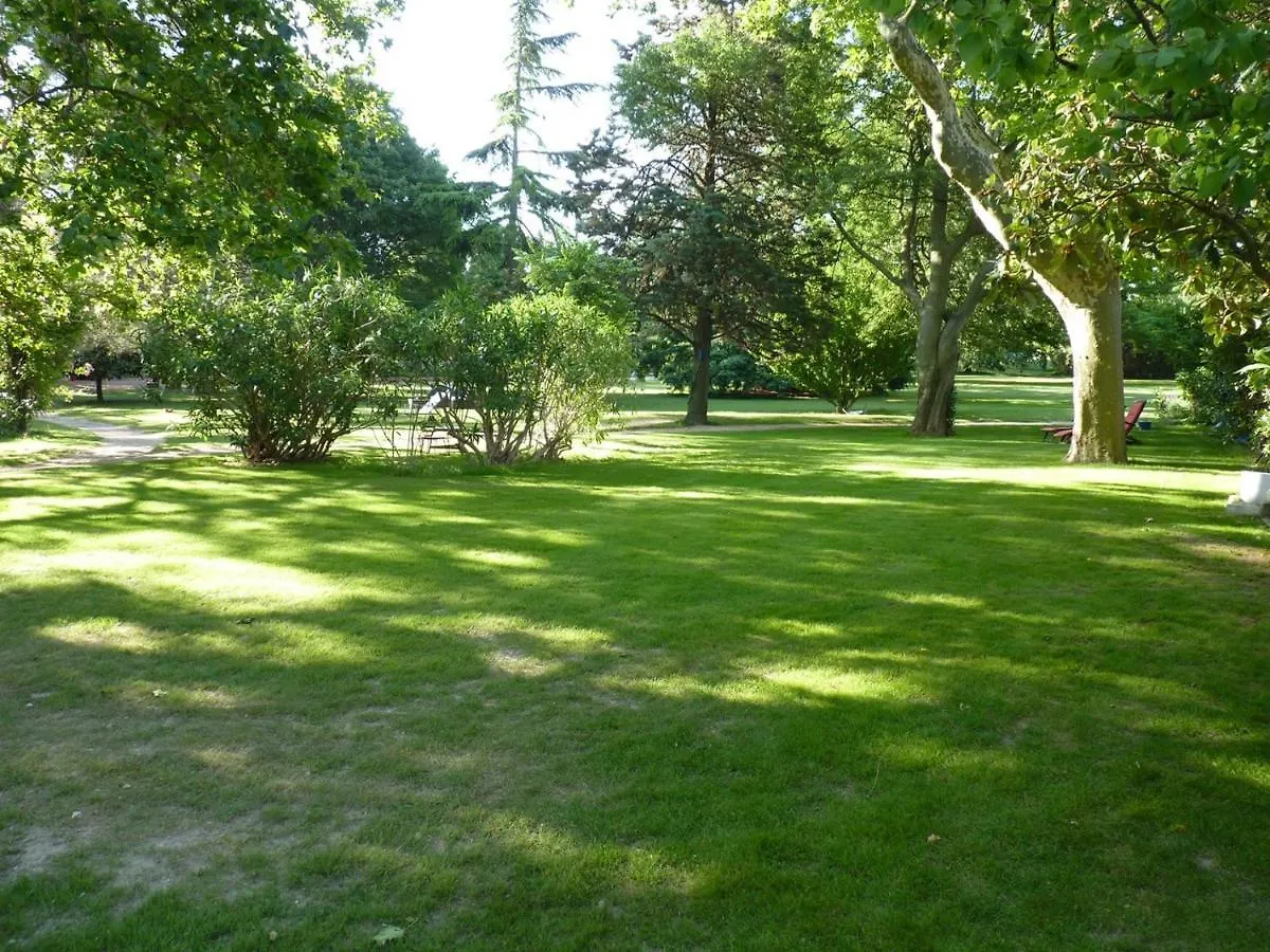 Domaine de Rhodes B&B Avignon 3*,